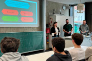 Personen in einem Klassenzimmer