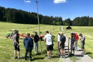Studierende der LWS beim Stangenbau für Greifvögel