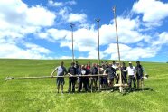 Studierende der LWS mit Sitzstangen für Greifvögel