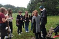 Eine Gruppe von Teenagern steht zusammen und diskutiert